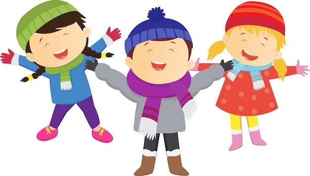 Les enfants sont heureux avec les costumes d'hiver
