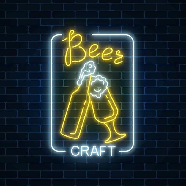 Enseigne artisanale de bière au néon avec verre de bière et bouteille. Enseigne publicitaire lumineuse de boîte de nuit avec bar.