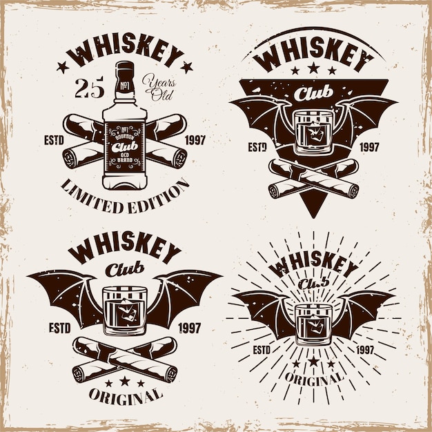 Ensemble De Whisky De Quatre étiquettes Ou Logos D'insignes D'emblèmes Vectoriels En Vintage Sur Fond Avec Des Textures Grunge Amovibles