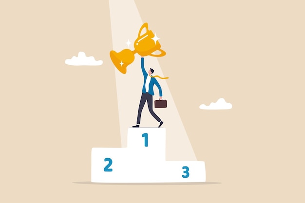 Entreprise remportant le succès de la première place ou le gagnant du prix de la victoire ou le trophée du champion de réalisation ou le concept de réussite professionnelle fier homme d'affaires tenant le trophée du gagnant sur le podium de la première place avec projecteur