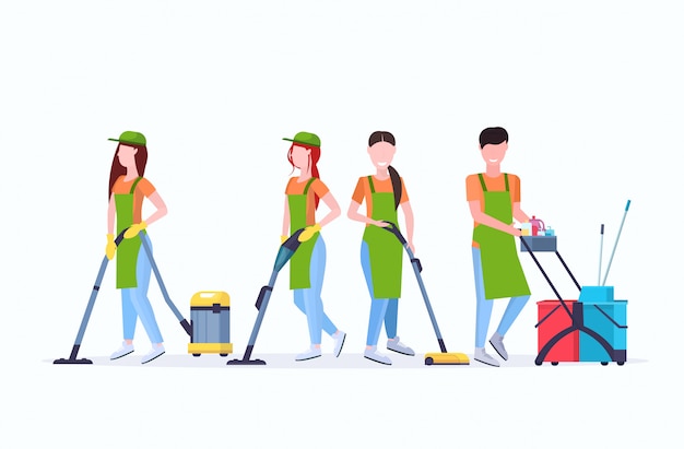 Équipe de concierges concept de service de nettoyage hommes femmes nettoyeurs en uniforme travaillant ensemble avec un équipement professionnel plat pleine longueur horizontale