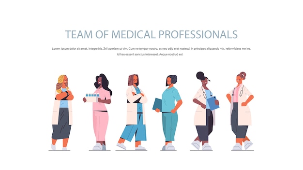 Équipe De Professionnels De La Santé Mélange Race Femmes Médecins En Uniforme Debout Ensemble Médecine Concept De Soins De Santé Illustration Vectorielle De Pleine Longueur Horizontale Copie Espace