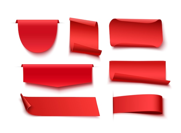 Les étiquettes ou badges vierges rouges sont isolés sur fond blanc Rubans incurvés de forme différente