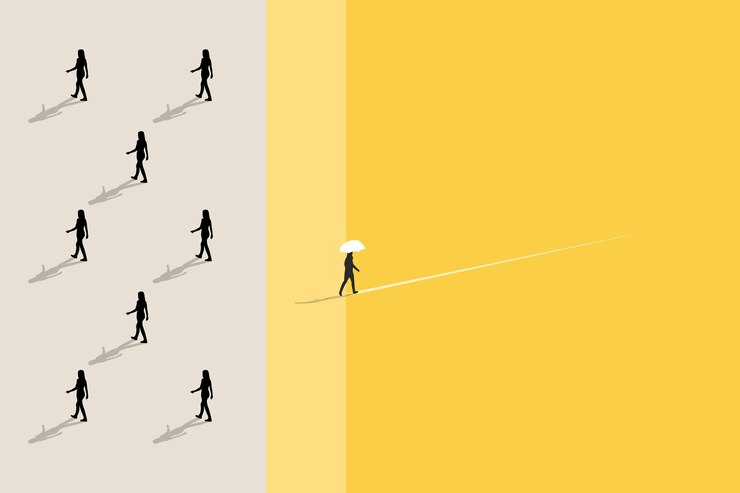 Vecteur la femme d'affaires doit décider dans quelle direction aller pour son succès l'équipe d'affaires ou le partenaire vont dans une direction différente concept différent ou unique