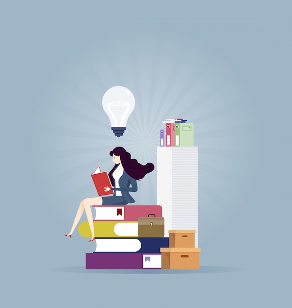 Femme d&#39;affaires, lisant un livre pour trouver une nouvelle idée - concept d&#39;éducation