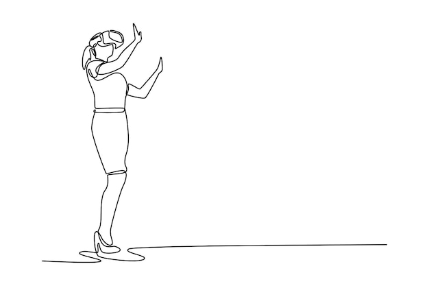 Une femme d'affaires souriante et excitée portant des lunettes de réalité virtuelle.