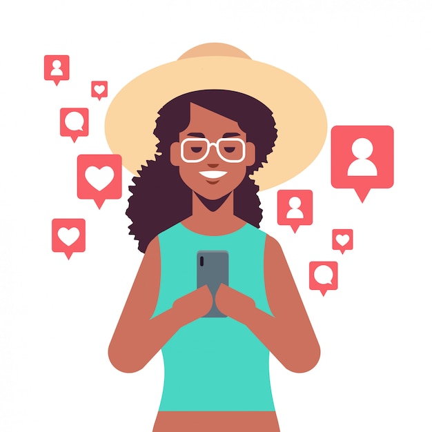 Femme Afro-américaine à L'aide D'une Application Mobile Sur Les Notifications De Smartphone Avec Aime Les Commentaires Des Commentaires Réseau De Médias Sociaux Portrait Concept De Dépendance Numérique