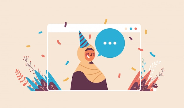 Femme Arabe En Chapeau De Fête Avec Bulle De Chat Célébrant La Fête D'anniversaire En Ligne Célébration Auto Isolement Quarantaine