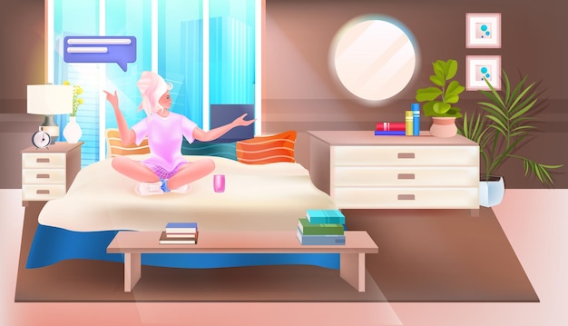 Femme avec chat bulle discours communication en ligne concept chambre intérieur pleine longueur horizontale