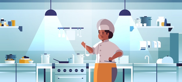 Femme Chef Professionnel Cuisiner Préparer Et Déguster Des Plats Femme Afro-américaine En Uniforme Près Du Poêle Cuisson Concept Alimentaire Restaurant Moderne Cuisine Intérieur Portrait