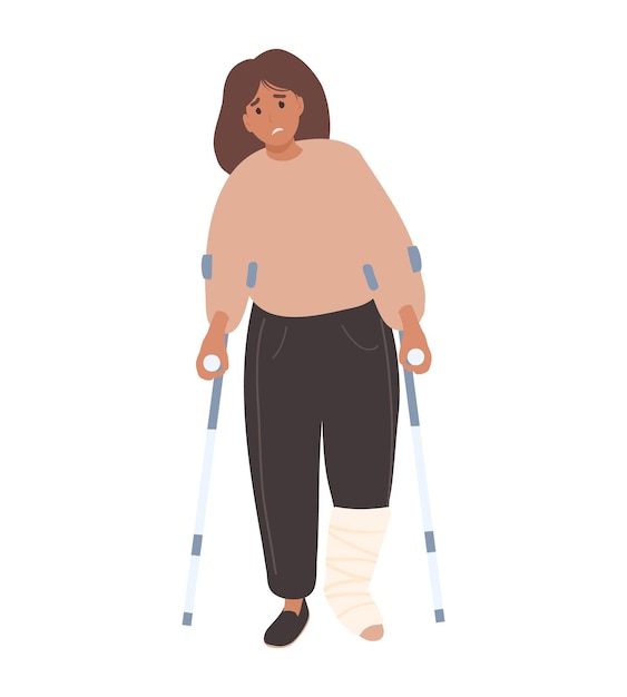 Une femme avec une jambe cassée marche avec une béquille