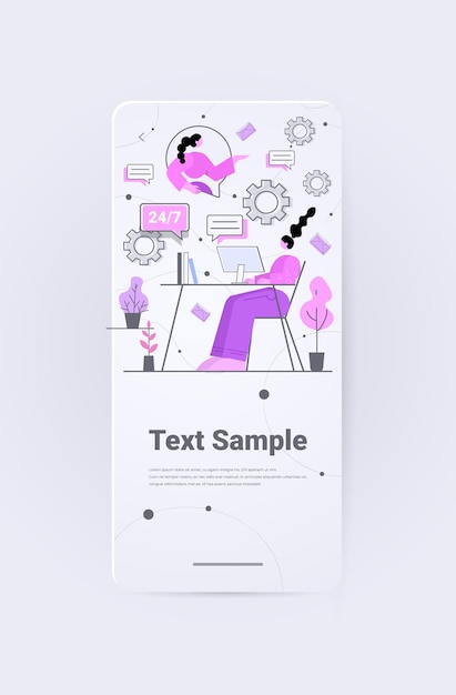 Femme opérateur de centre d'appels dans le casque assis au concept de support en ligne du service client en milieu de travail