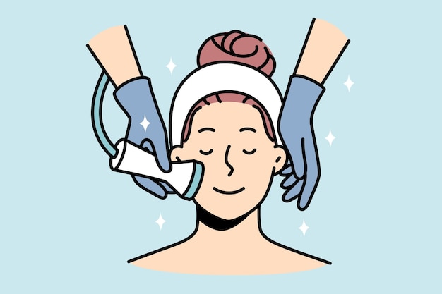 Une femme profite d'un soin du visage au salon