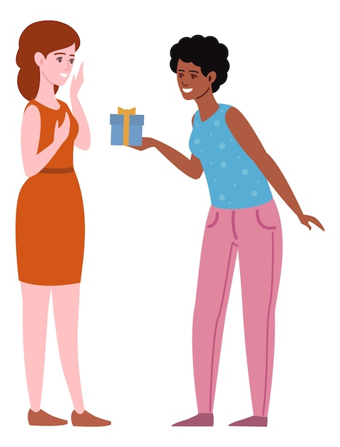 Femme recevant le cadeau d'une amie. Concept de cadeau surprise isolé sur fond blanc