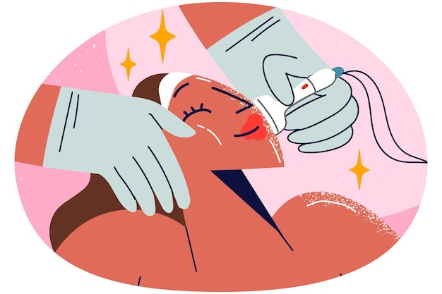 Une femme reçoit un traitement facial au spa.