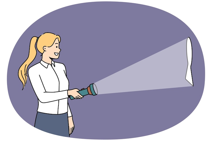 Une femme souriante éclaire le trou de la serrure avec une lampe.