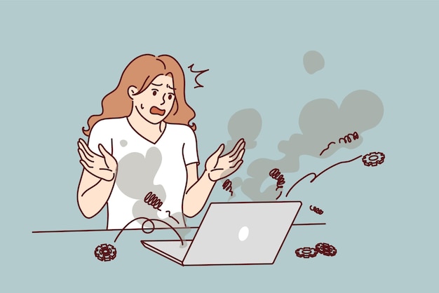 Une femme stressée se tient près d'un ordinateur portable qui explose et crie de peur en ayant besoin de l'aide d'un assistant informatique Une fille effrayée appelle à l'aide de l'administrateur système après la panne d'un ordinateur portable