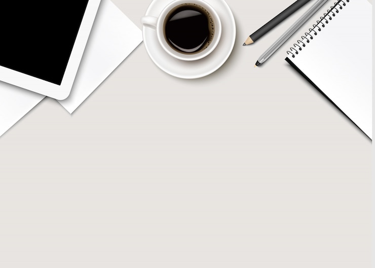 Vecteur fond de bureau avec café, tablette, papier et quelques stylos.