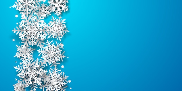 Fond De Noël De Flocons De Neige En Papier Avec Des Ombres Douces, Blanc Sur Fond Bleu Clair