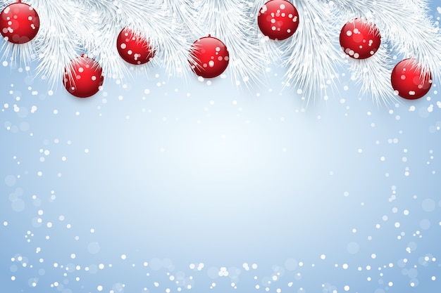 Fond de Noël avec sapin épinette enneigée blanche et boules de verre rouge.