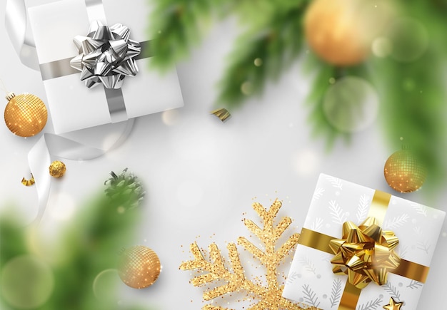 Fond de Noël. Vue de dessus de composition design lumineux festif. Coffret décoration, branches de pin, boules dorées, flocon de neige décoratif en paillettes. Boule de Noël, ruban de soie et bonbons