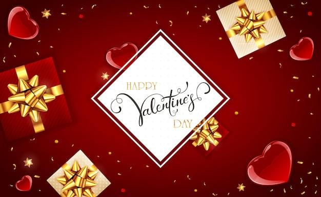 Fond Rouge Avec Coeurs, Confettis, Cadeaux Avec Noeud Doré Et étoiles Brillantes. Carte Avec Lettrage Happy Valentine's Day. L'illustration Peut être Utilisée Pour La Conception De Vacances, Des Affiches, Des Cartes, Des Sites Web, Des Bannières.