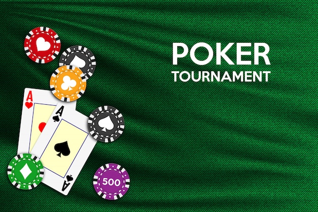 Fond de table de poker en tissu vert avec des as et des jetons de poker.