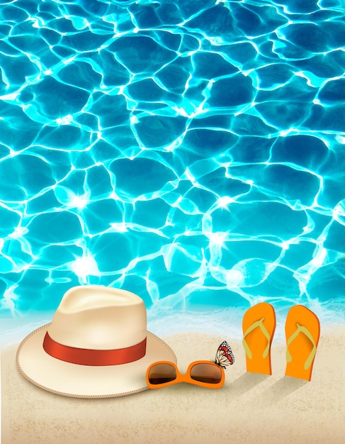 Fond de vacances avec la mer bleue, un chapeau et des lunettes de soleil.