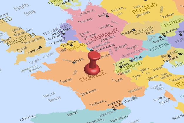 France avec punaise à attache rouge sur la carte de l'europe, gros plan France, idée de voyage, carte colorée