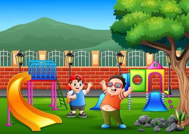 Garçons heureux sur le terrain de jeu
