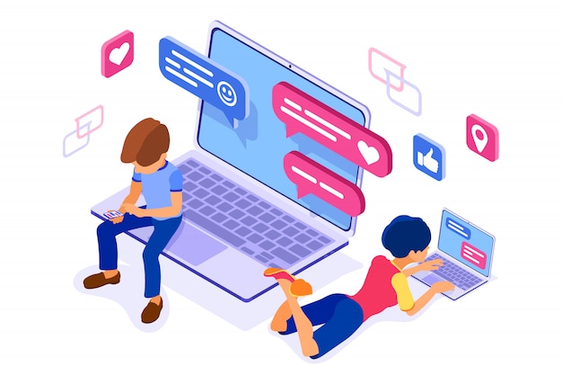 Un gars et une fille isométrique discutent dans les réseaux sociaux pour envoyer des messages, des photos, des appels en selfie à l'aide d'un ordinateur portable et d'un téléphone. Amitié de rencontres en ligne aime les relations virtuelles adolescents dépendants des technologies Internet