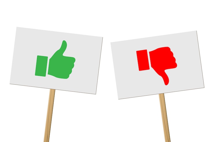 Vecteur green thumbs up et red thumbs down signes sur des bannières sur des bâtons de bois, panneaux de protestation sur fond blanc.