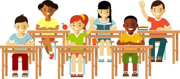 Un groupe d'élèves du primaire multiculturels divers s'assoit à un bureau dans une salle de classe