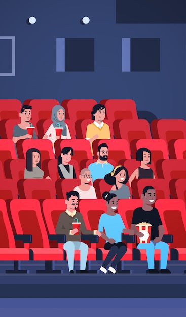 Groupe de personnes regardant un film assis au cinéma avec pop-corn et cola mix race hommes femmes s'amusant de rire à la nouvelle comédie plate pleine longueur verticale