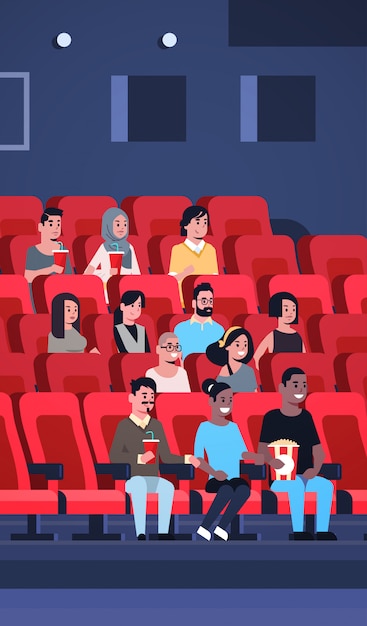 Groupe De Personnes Regardant Un Film Assis Au Cinéma Avec Pop-corn Et Cola Mix Race Hommes Femmes S'amusant De Rire à La Nouvelle Comédie Plate Pleine Longueur Verticale