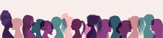 Groupe silhouette de femmes multiethniques qui parlent et partagent des idées et des informations Réseau social féminin