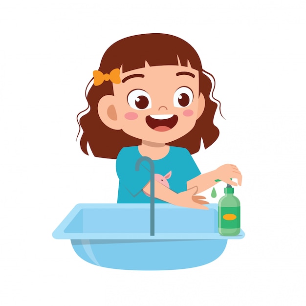 Heureux mignon petit enfant fille laver la main dans l'évier