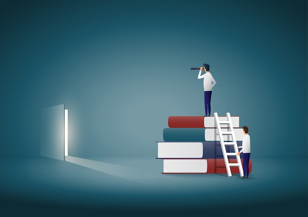 Homme d'affaires debout au-dessus de livres et à la recherche d'une solution.