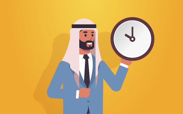 Homme Arabe Tenant Le Concept De Délai De Gestion Du Temps D'horloge Homme D'affaires Arabe Avec Réveil Portrait De Personnage De Dessin Animé Masculin Horizontal