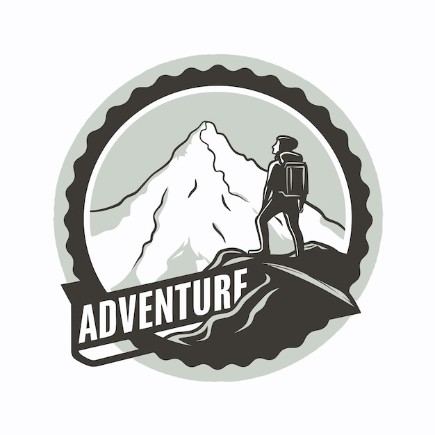 un homme debout sur une montagne avec une photo d'un homme dessus