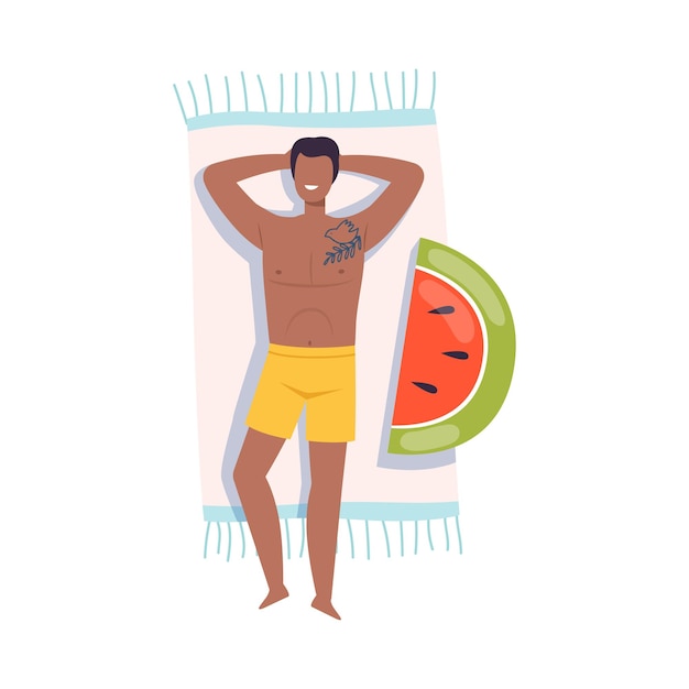 Homme détendu avec un tatouage se reposant sur la plage allongé sur une serviette Illustration vectorielle de vue supérieure