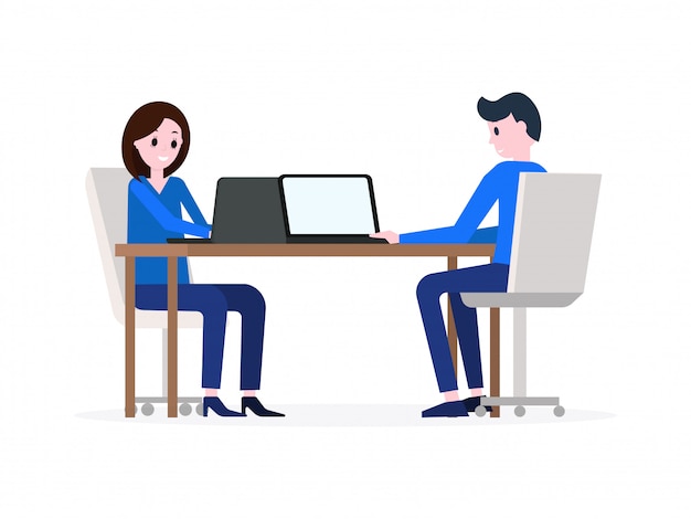 Homme et femme travaillant sur des ordinateurs portables