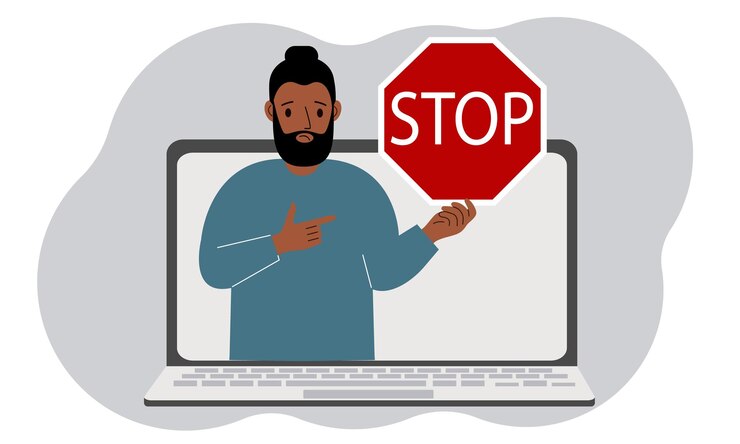 Un homme tenant un panneau d'arrêt rouge sur l'écran d'un ordinateur portable Attaque par virus Compte d'erreur ou suppression de page
