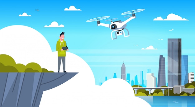 Homme tenant la télécommande pour drone moderne survoler les bâtiments de la ville