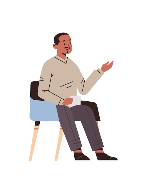 Vecteur homme en vêtements décontractés assis sur une chaise et boire du café mec afro-américain dans un fauteuil pointant la main sur quelque chose d'illustration vectorielle pleine longueur verticale