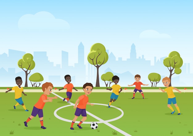 Jeu de football pour enfants. Garçons jouant au football sur le terrain de sport de l'école. Illustration vectorielle de dessin animé.