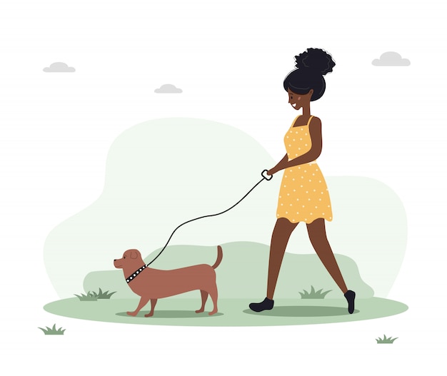 Jeune Femme Africaine Se Promène Avec Un Chien à Travers Les Bois. Concept Fille Heureuse En Robe Jaune Avec Teckel Ou Caniche. Illustration Vectorielle Dans Un Style Plat.