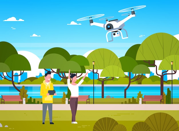 Vecteur jeunes jouant avec drone copter dans un parc homme et femme à l'aide de la télécommande pour quadricoptère
