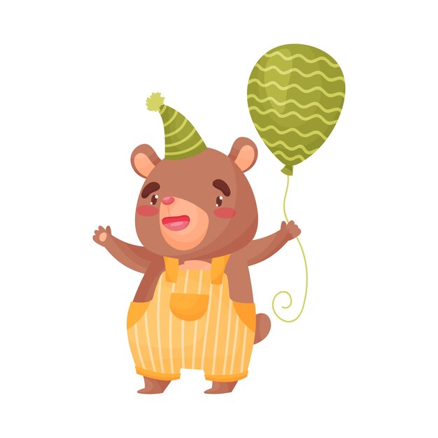 Joli petit ours dans une combinaison rayée et un chapeau rayé tient une illustration vectorielle de ballon vert sur fond blanc