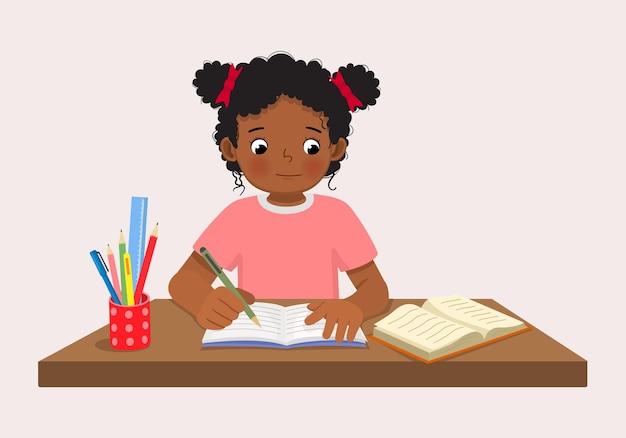 Une jolie petite fille africaine assise sur le bureau qui étudie l'écriture sur un bloc-notes faisant ses devoirs à la maison